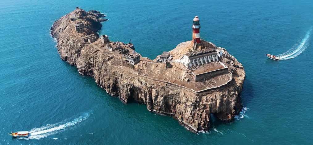 Vengurla Light House, Sindhudurg, Maharashtra - Vushii.com